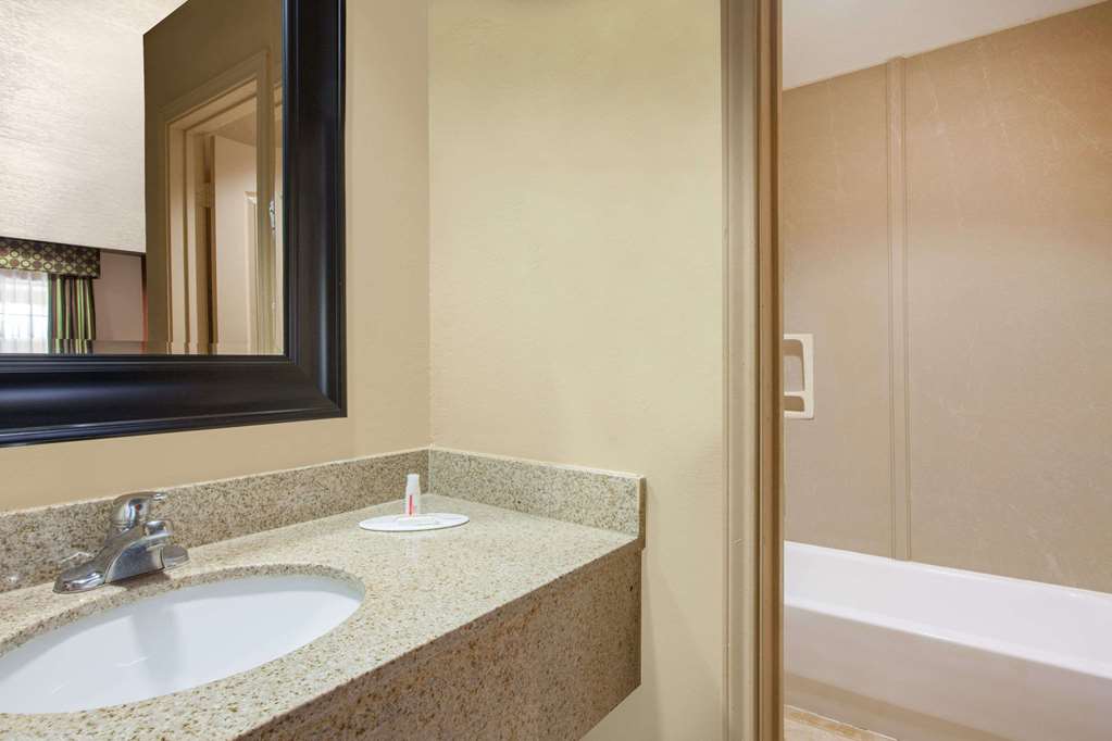 Days Inn by Wyndham Centerville - photo 6