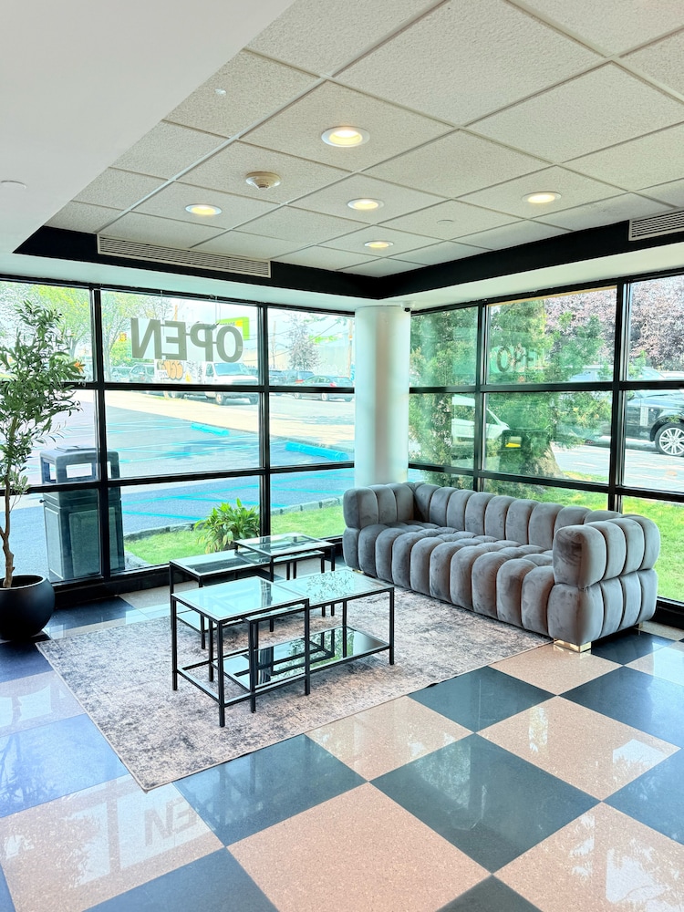 Days Inn by Wyndham Bronx Near Stadium - carbon neutral hotel in The Bronx