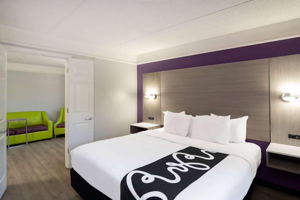 La Quinta Inn & Suites by Wyndham Birmingham Hoover - photo 50