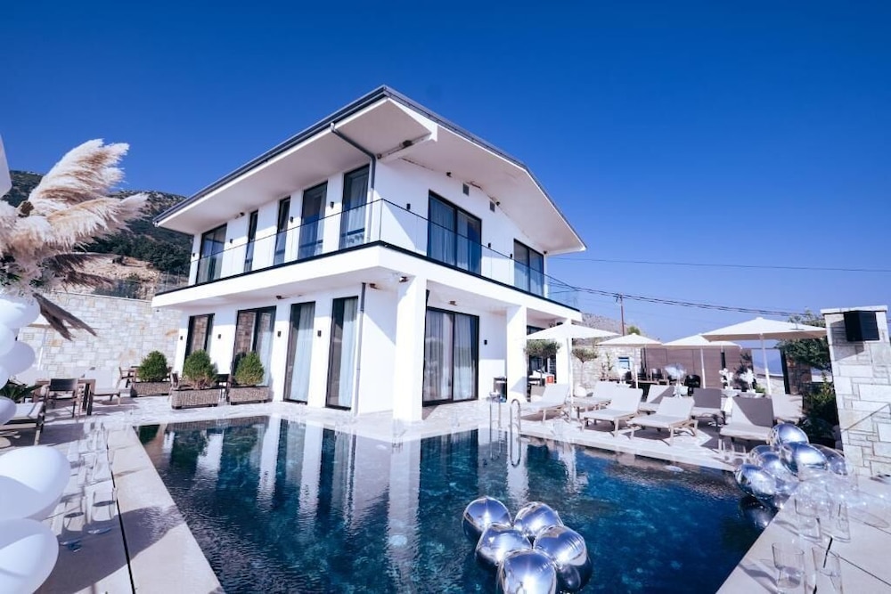 Vila Infinity Luxury Rooms — 4-Star Luxury Hotel in Himare, Albania