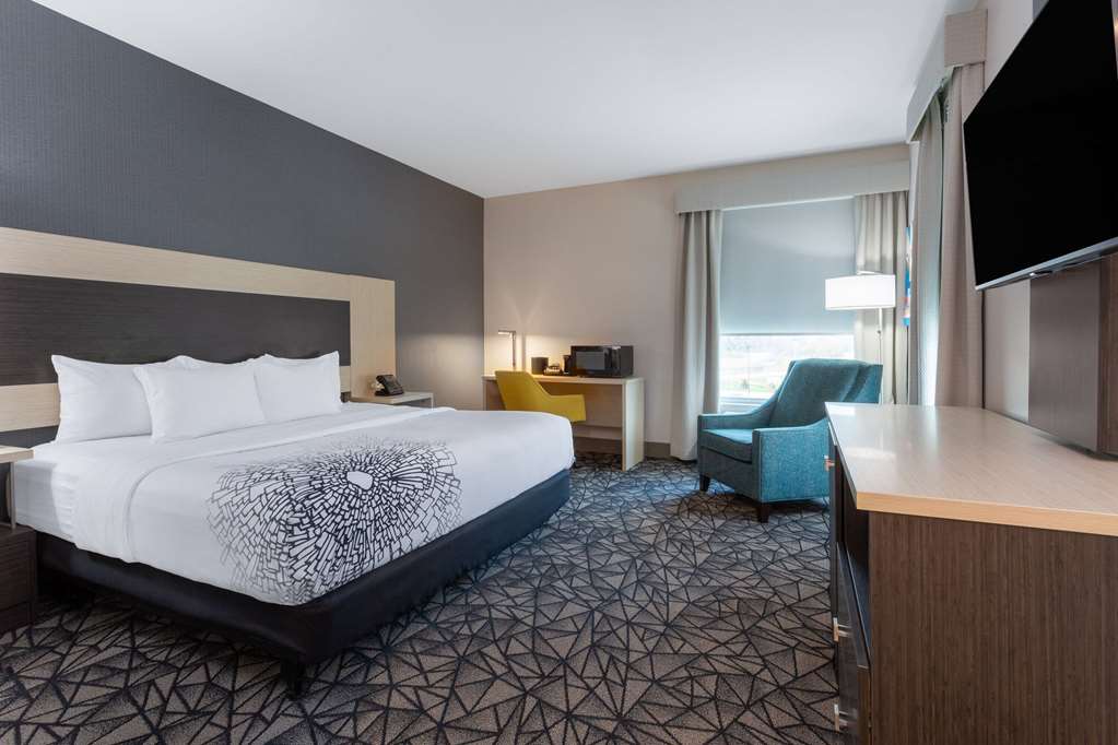 La Quinta Inn & Suites by Wyndham Shorewood - photo 15