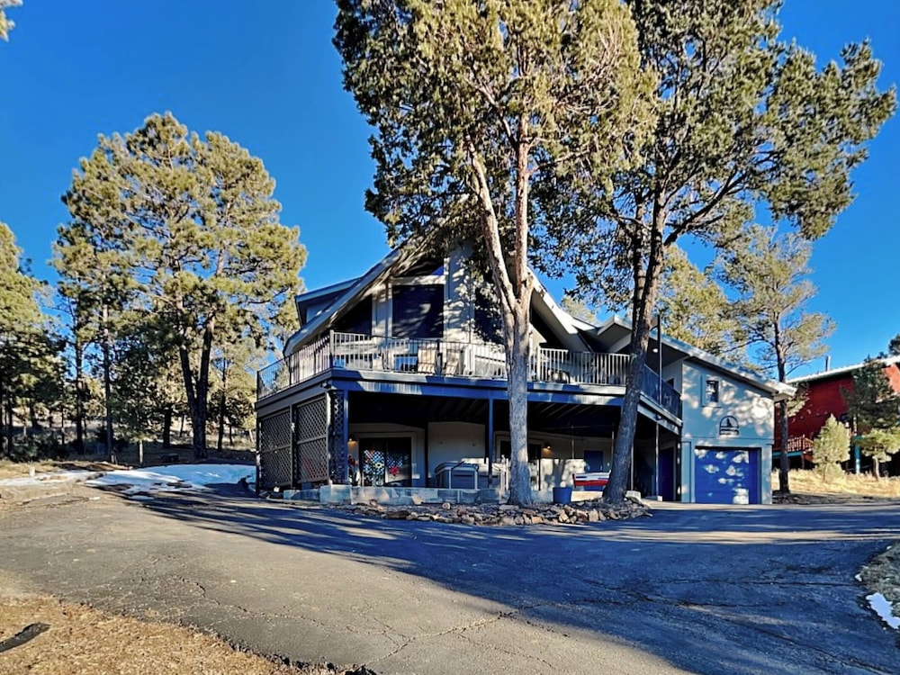 Gray Wolf Lodge by Ruidoso Vacation Rentals — 4-Star Luxury Hotel in Ruidoso, United States