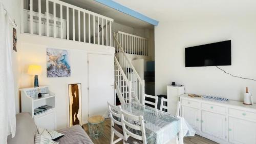 Le Chêne Vert piscine et forêt in Saint-Jean-De-Monts, France