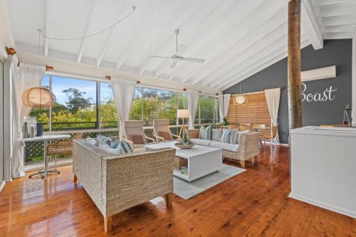 Sublime Beach Getaway Spacious Balcony with BBQ — 4-Star Luxury Hotel in Copacabana, Australia