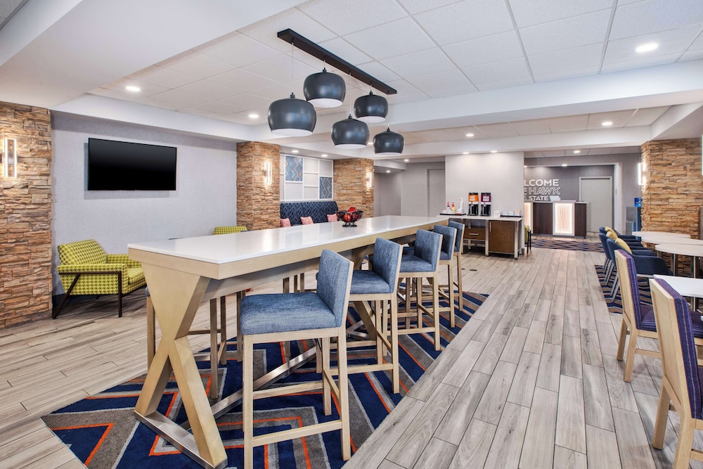 Hampton Inn Clinton IA - photo 3