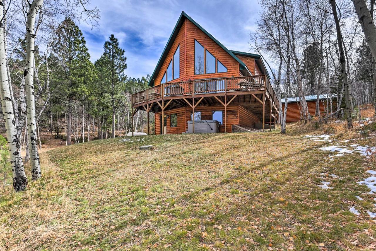 Spacious Lead Getaway with Private Hot Tub and Deck in Lead, United States