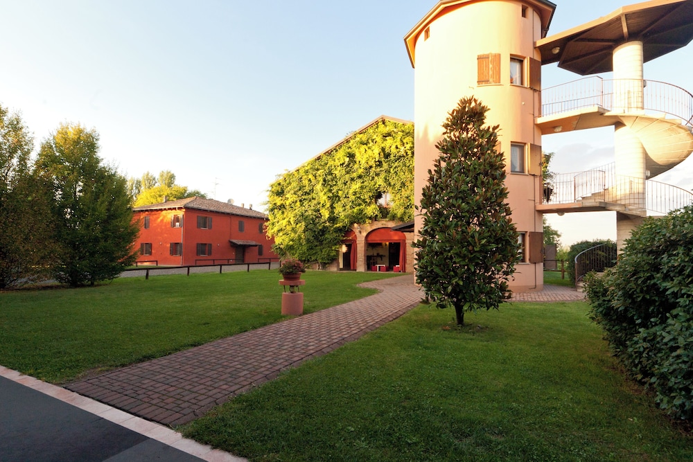 Agriturismo La Lupa — 4-Star Luxury Hotel in Castelfranco Emilia, Italy