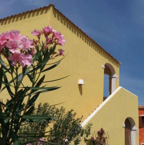 Ampio trilocale climatizzato in Villaggio con piscina estiva 400m dal mare in Gallura — 4-Star Luxury Hotel in Aglientu, Italy