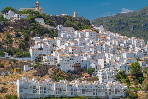 Stylish 3 bed house 2 bathrooms with patio roof terrace and communal pool 5 minutes away from the beautiful Spanish white village of Casares Pueblo and only 20 mins from the sea — 4-Star Luxury Hotel in Casares, Spain