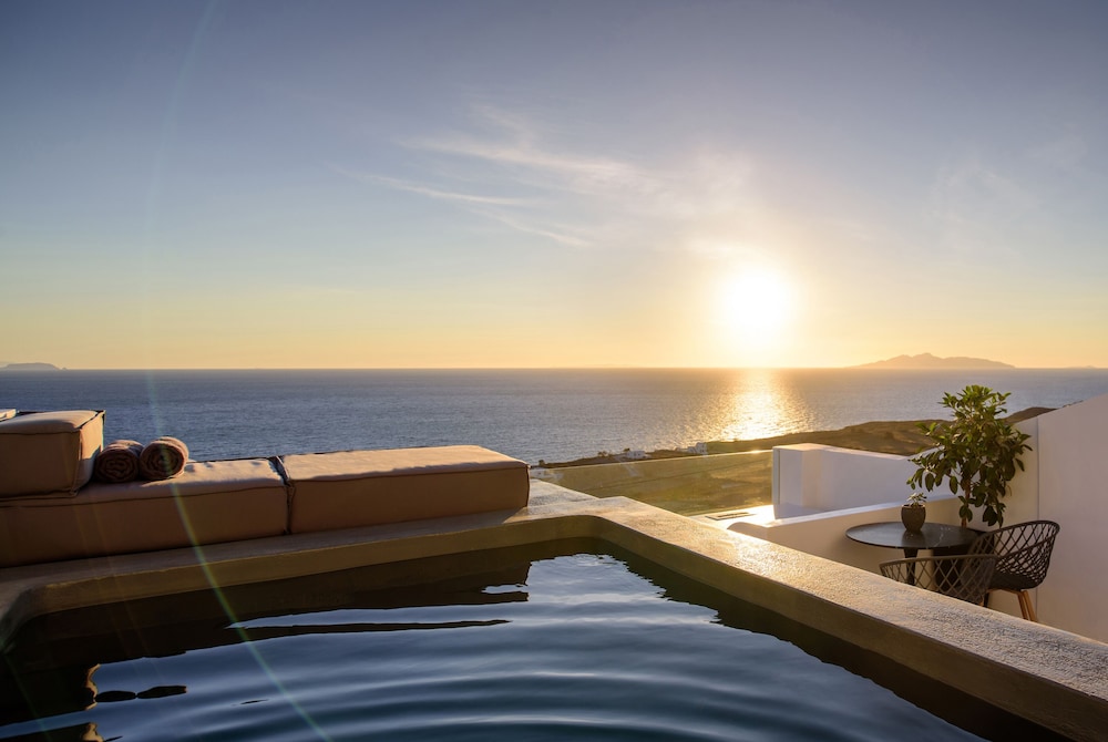 LF Suites & Villas — 4-Star Luxury Hotel in Fira, Greece