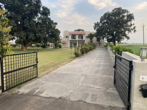 Mango Grove Farm - last minute hotel in Qadian