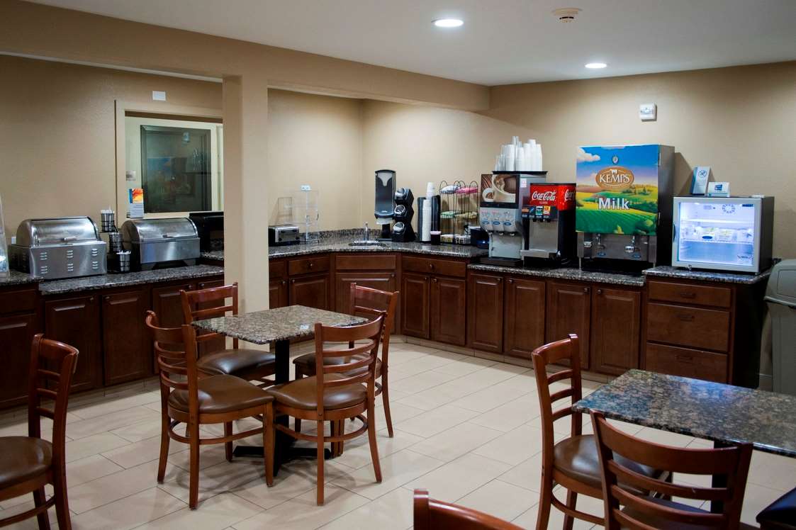 Days Inn and Suites by Wyndham Coralville Iowa City - photo 14