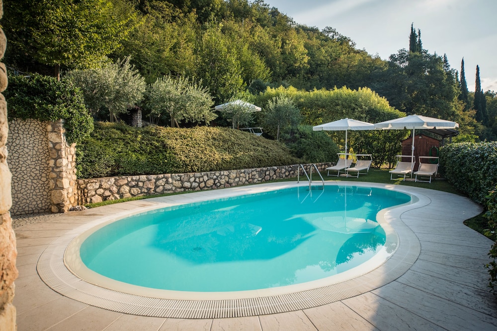 B&B La Rubiana — 4-Star Luxury Hotel in Caprino Veronese, Italy