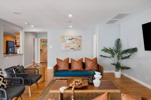 Splash Haven Heated Pool Huge Living Area Sleeps 8 in Long Beach, United States