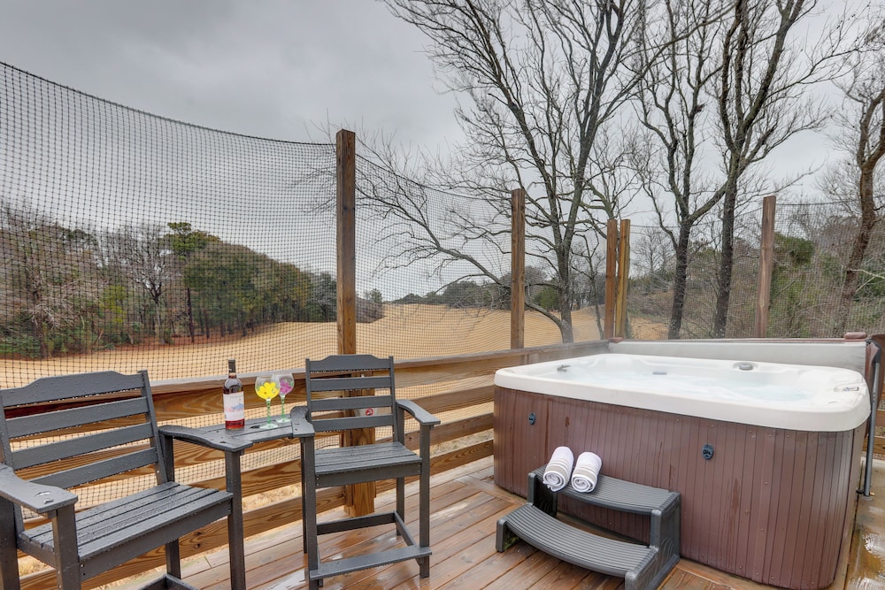 Kitty Hawk Apartment w Hot Tub 1 Mi to Beach — 4-Star Luxury Hotel in Kitty Hawk, United States