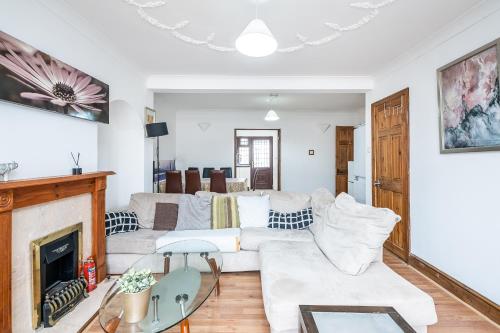 Dagenham Self Catering 4BedHouse sleeps up to 8 with Free Wifi and Free Parking — hotel in Dagenham
