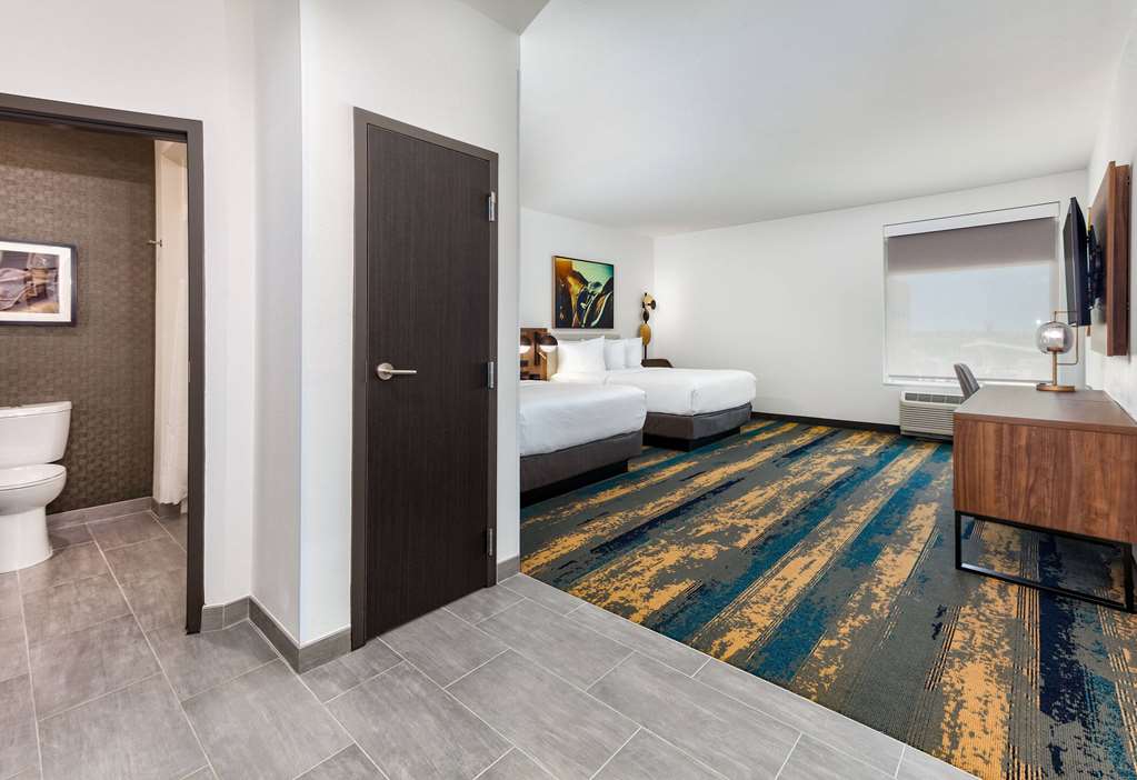 La Quinta Inn & Suites by Wyndham Terrell - photo 23