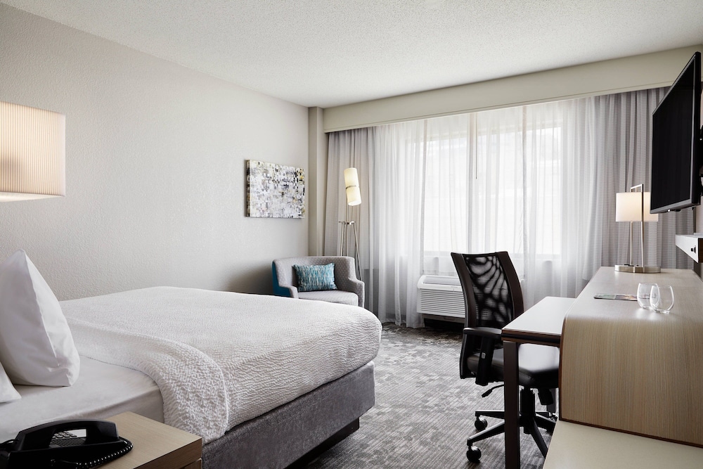 Courtyard by Marriott Milwaukee Downtown - photo 11