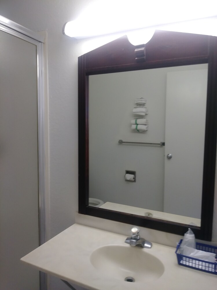 Port City Inn - photo 8