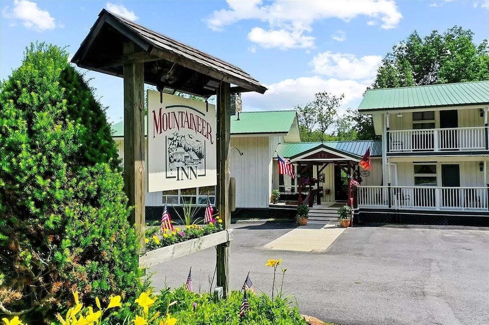 Mountaineer Inn in Dover, United States