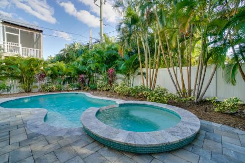 Pet Friendly Home with Heated Pool & Spa — 4-Star Luxury Hotel in Holmes Beach, United States