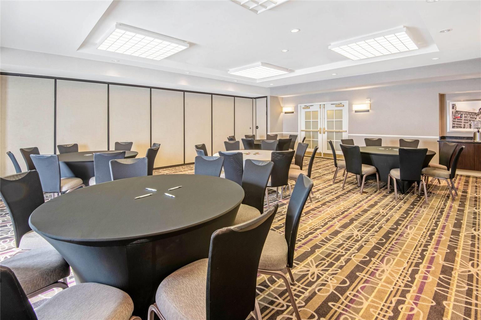 La Quinta Inn & Suites by Wyndham San Antonio Airport - photo 33