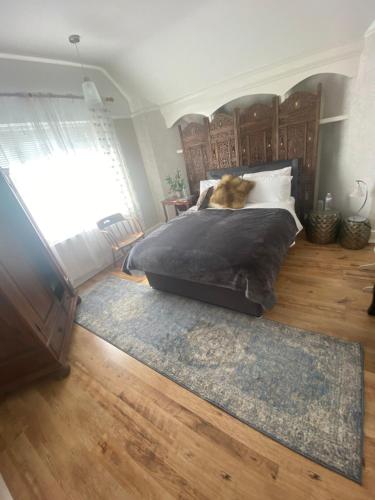 Bright large double with sole use lovely separate bath only — hotel in Bexhill-On-Sea