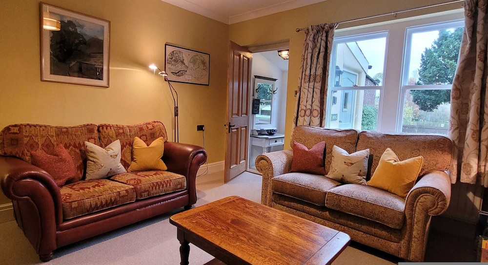 East Wing Cottage Peaceful Village Retreat With Tennis Court Access