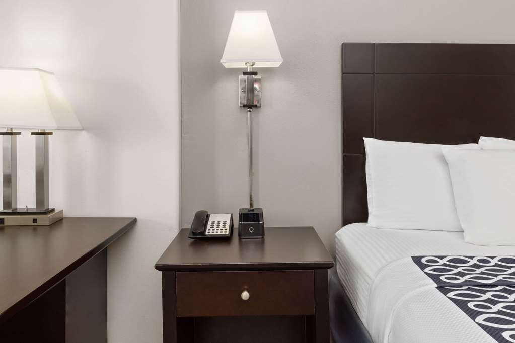 La Quinta Inn & Suites by Wyndham Deer Park - photo 21