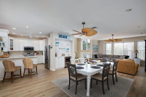 Dockside Retreat Gorgeous Canal Villa with Heated Pool — 4-Star Luxury Hotel in Sanibel, United States