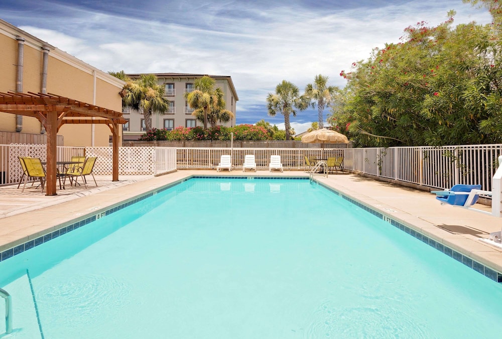 Days Inn by Wyndham Fort Walton Beach - photo 25