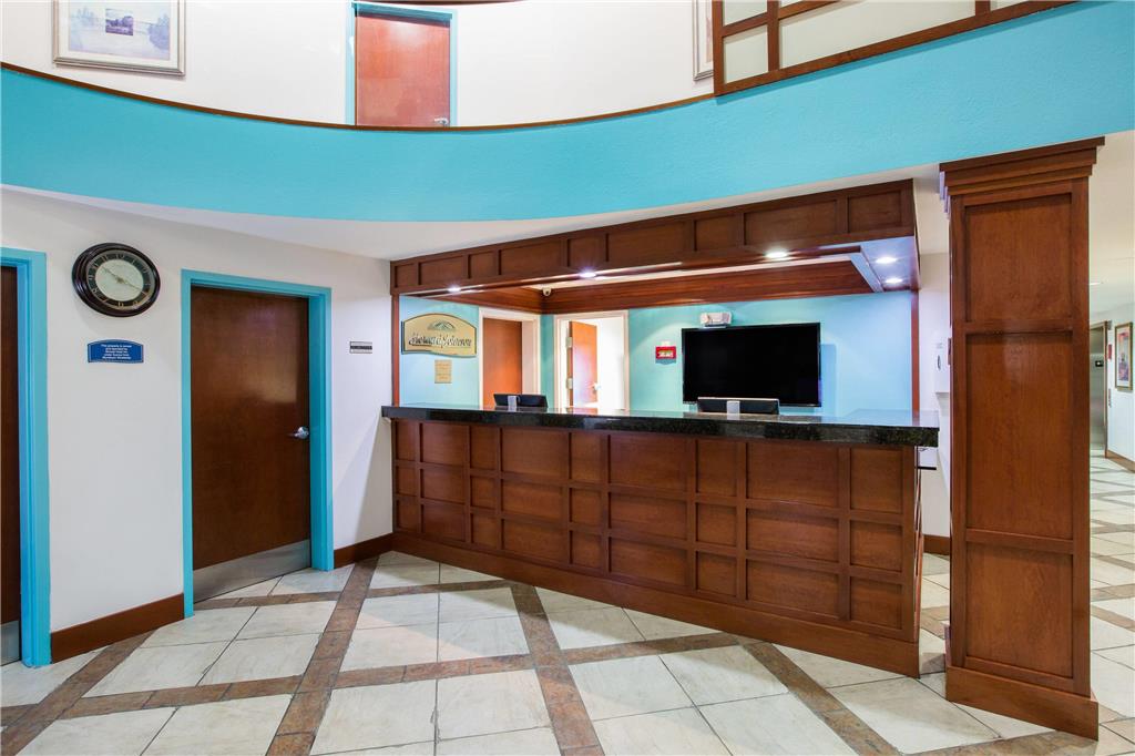 Howard Johnson by Wyndham Evansville East - photo 3