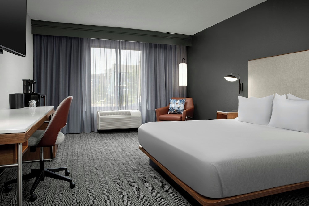 Courtyard by Marriott Bloomington - photo 13