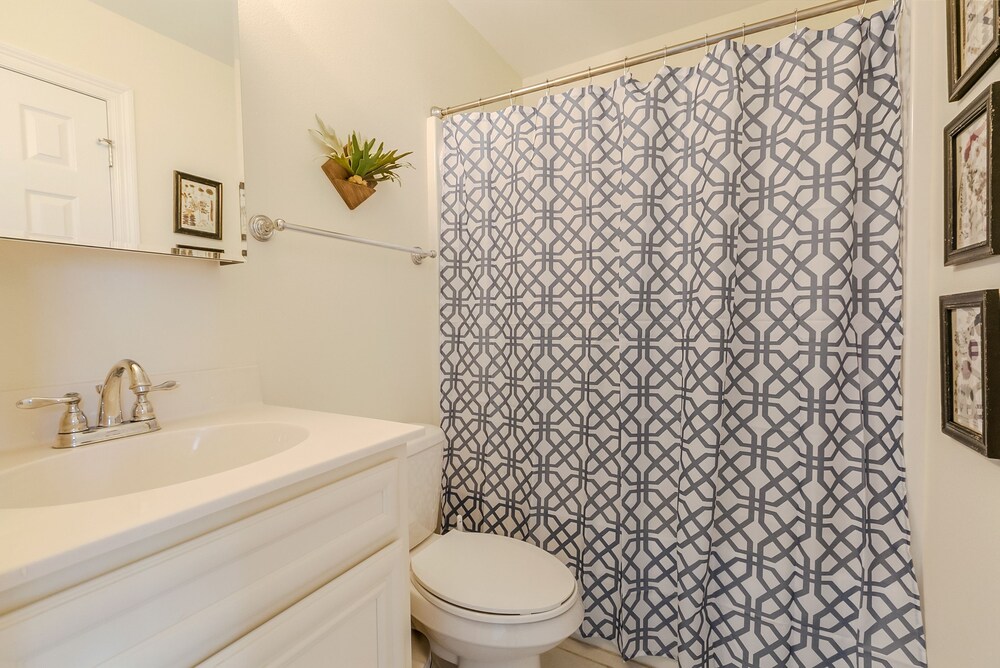 Hip 2BR in Arts Warehouse District - photo 46