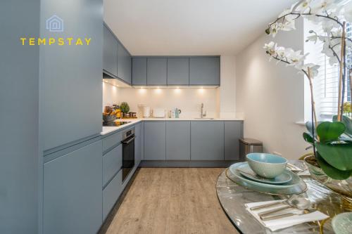 High Spec Modern Apartment Prime Location Parking By Tempstay