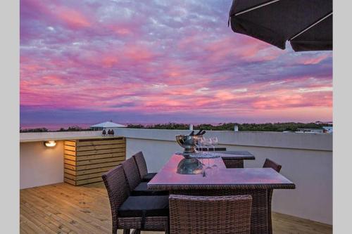Top floor beachside apartment with views — 4-Star Luxury Hotel in Casuarina, Australia