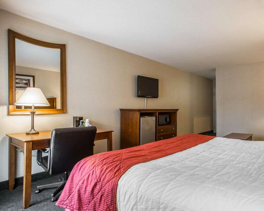 Clarion Inn & Suites at the Outlets of Lake George - photo 9