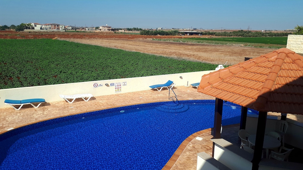 Liopetri 2 Bed Apt Sleeps 6 Pool 10min to Beach