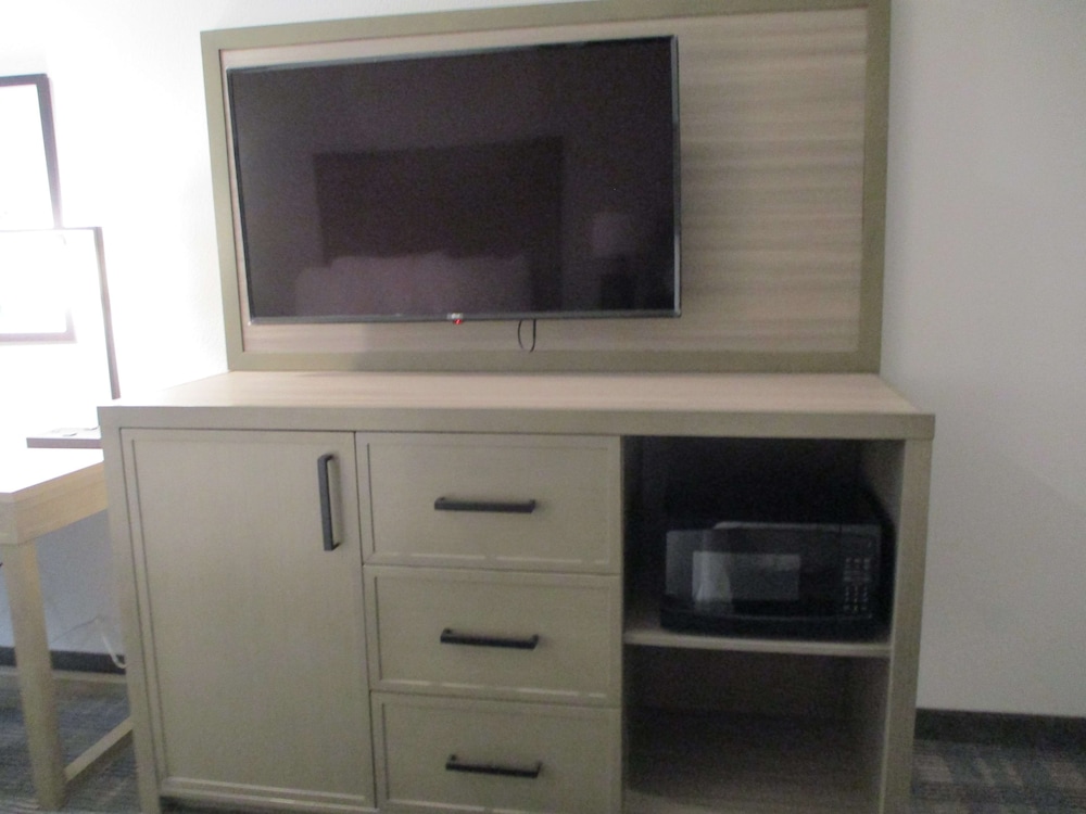 Merica Inn & Suites - photo 8