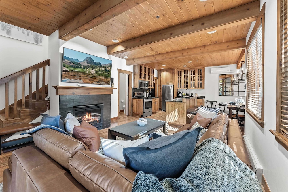 Updated 2 BDR Condo Walk to Deer Valley & City — 4-Star Luxury Hotel in Bridgeport, United States