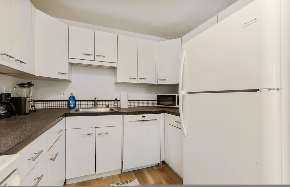 Relaxing Lynnwood Getaway w Parking — hotel in Lynnwood