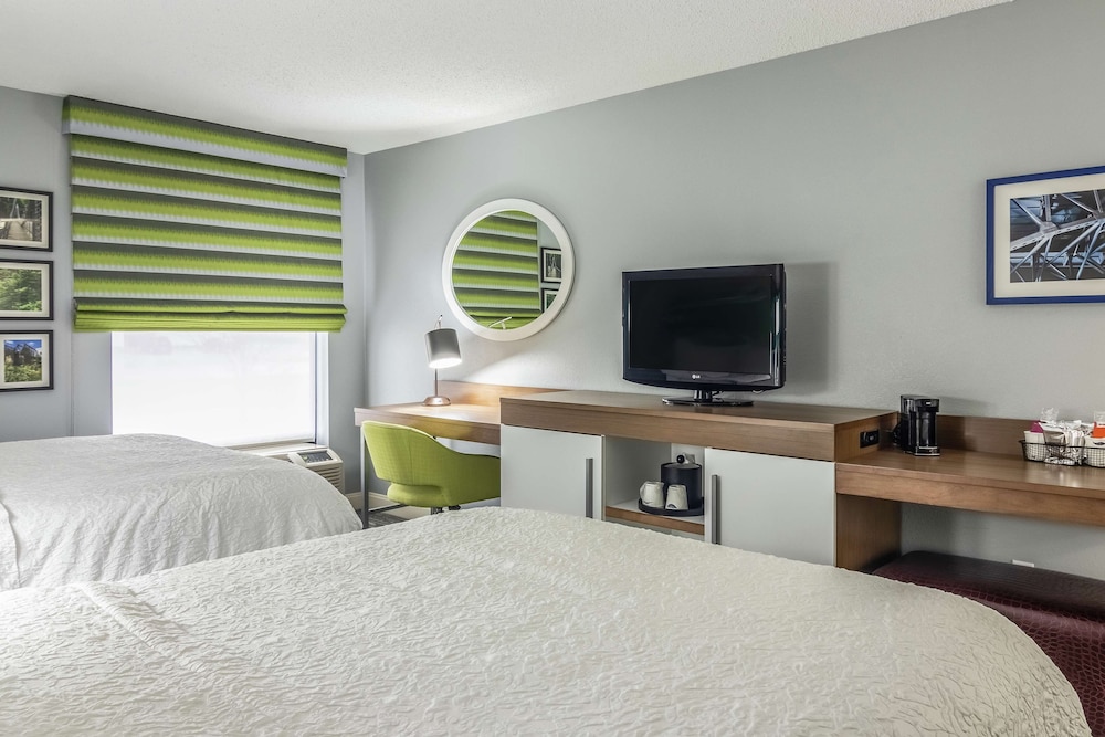 Hampton Inn Youngstown North - photo 18