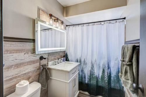Top Rated Luxury 2BR Condo Historic Location — 4-Star Luxury Hotel in Elmwood Park, United States