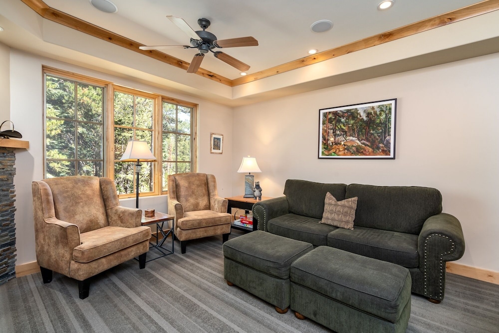 Luxurious Condo Modern Condo SM #207 by Bear Valley Vacation Rentals — 4-Star Luxury Hotel in Arnold, United States