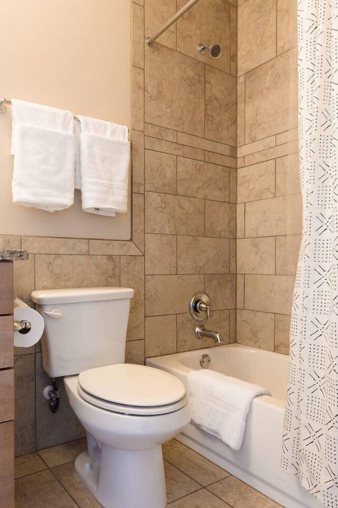 Spacious 3br 3ba Minutes From DT by Domio - photo 19