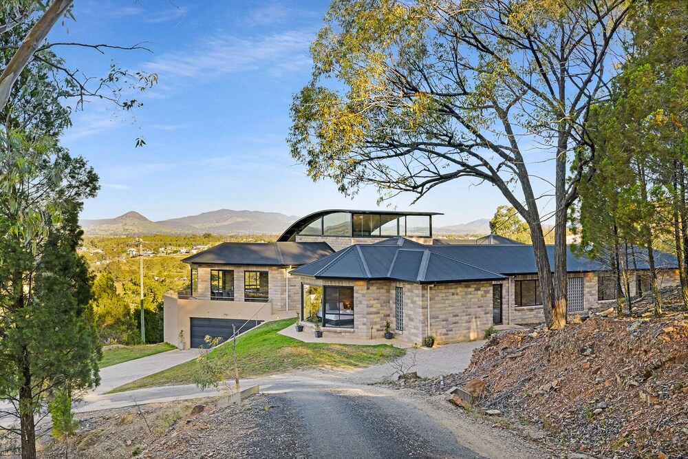 'Tyalla Lodge' Unique Luxe Design in the Mountains — 4-Star Luxury Hotel in Mudgee, Australia