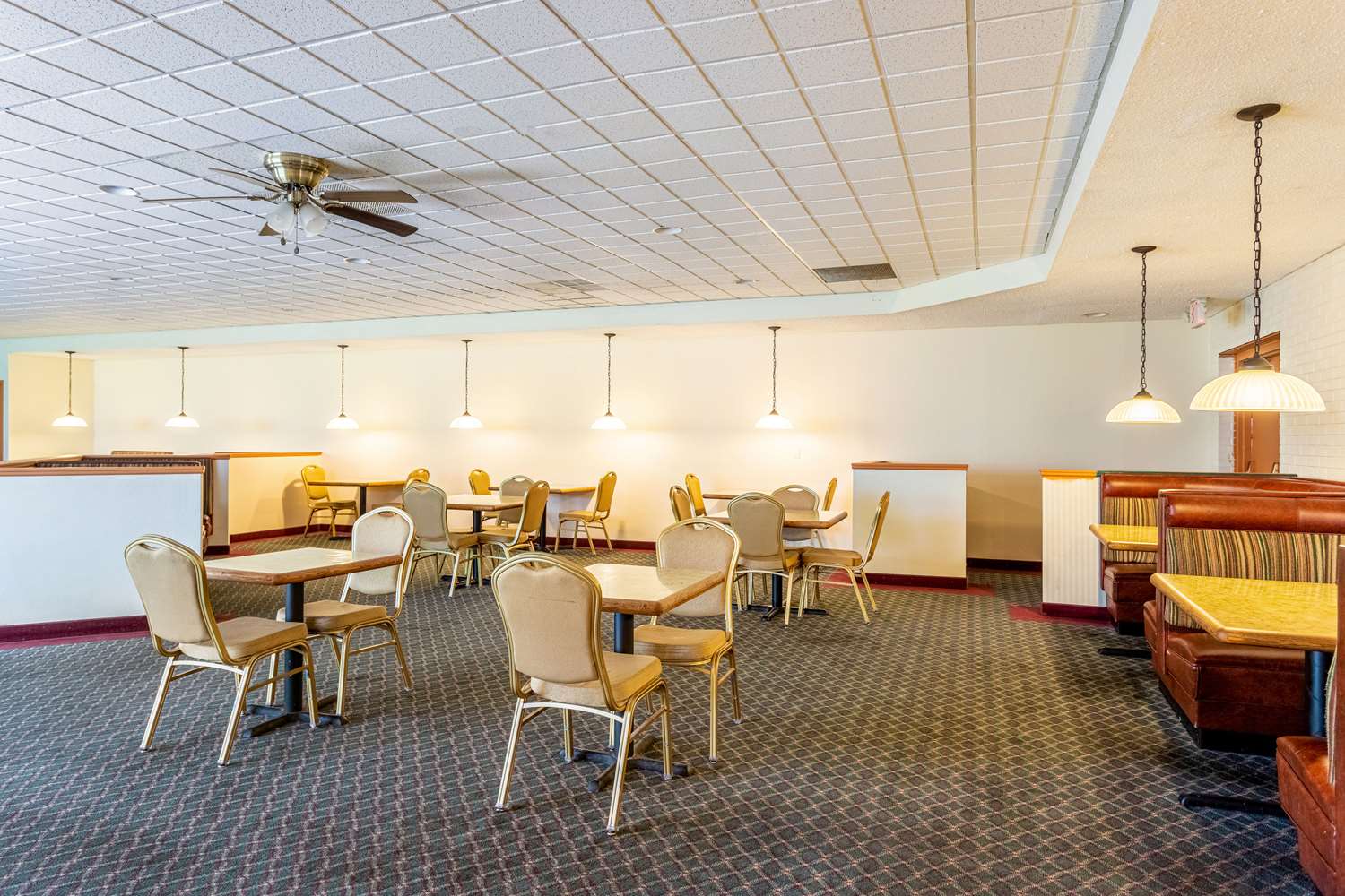 Econo Lodge - photo 20
