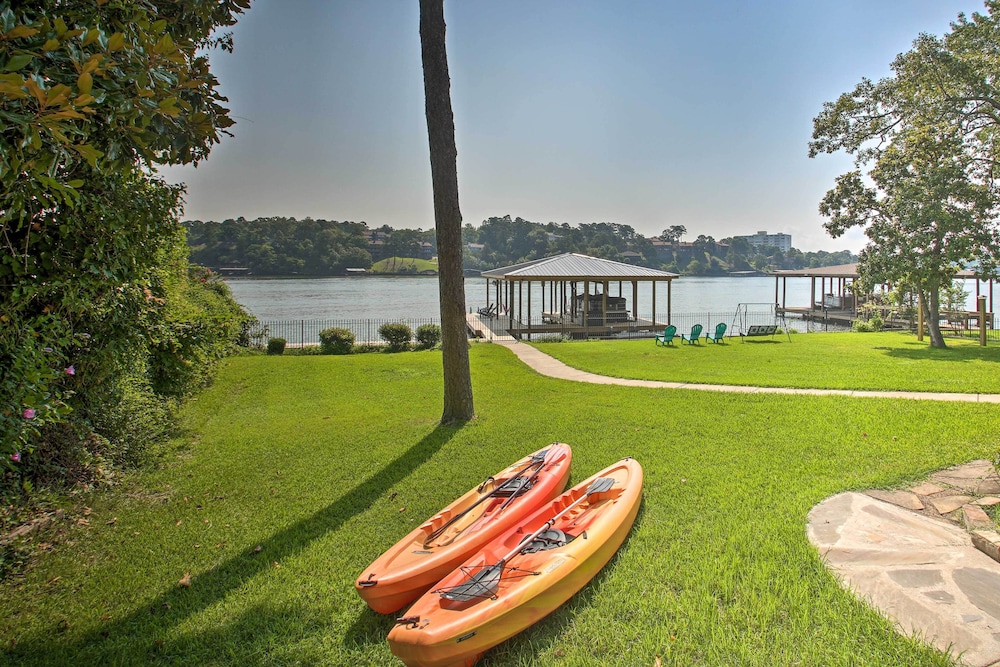 Kayaks Dock Waterfront Escape on Lake Hamilton in Hot Springs, United States