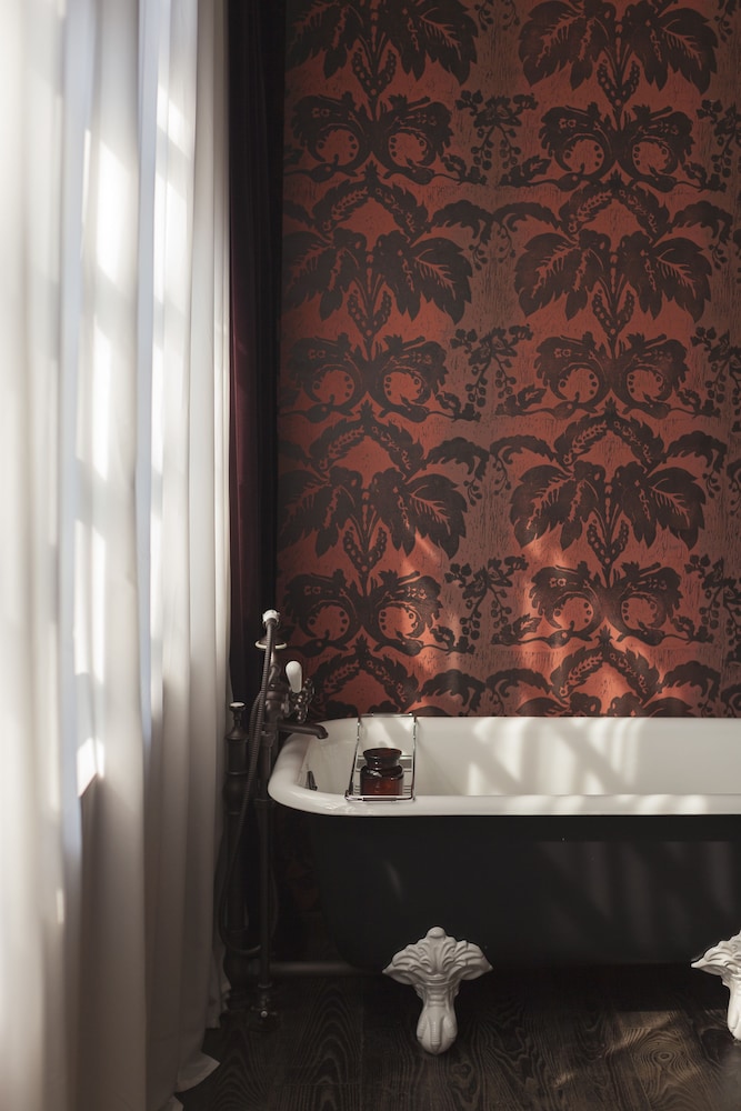 Deep soaking bathtub