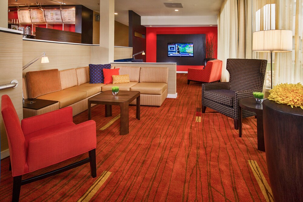 Courtyard by Marriott Hampton - photo 26